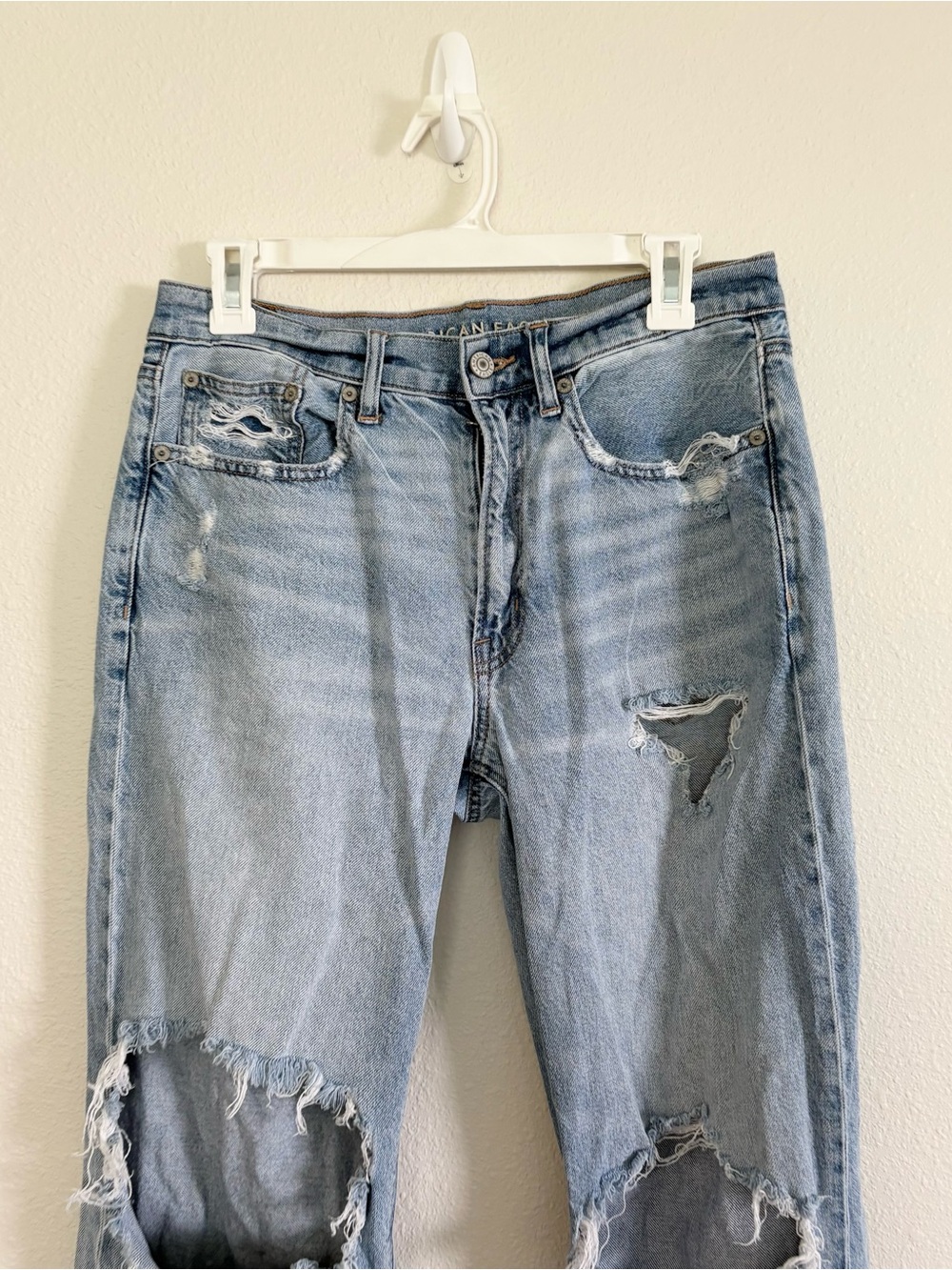American Eagle Jeans Blue Denim Low Rise Baggy Distressed Size 6R Light Wash - Picture 2 of 8